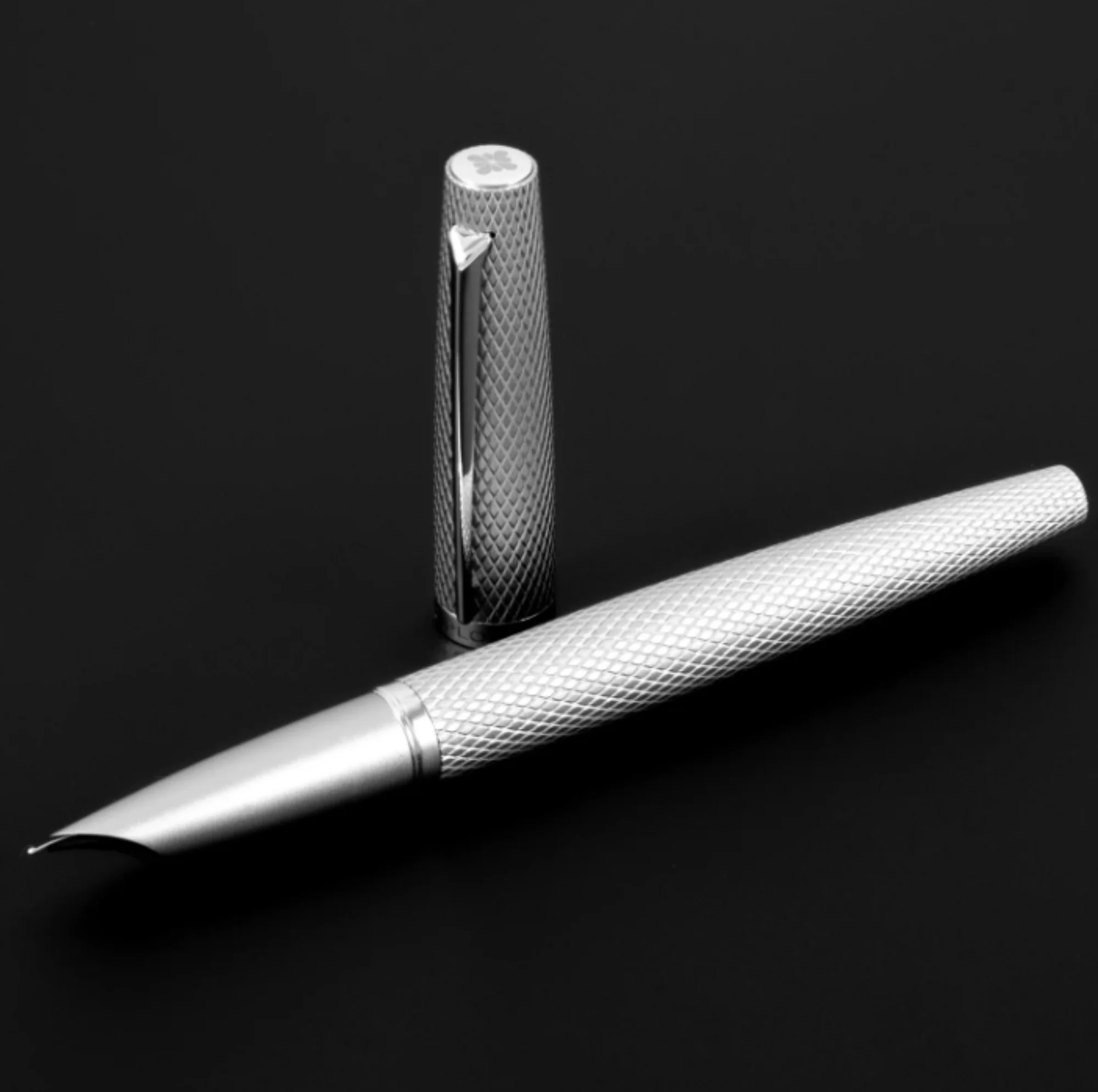 1034-diplomat-viper-fountain-pen-in-silver-guilloche-fine-medium-nb-11.webp Diplomat Viper Fountain Pen in Silver Guilloche - Fine/Medium Nb