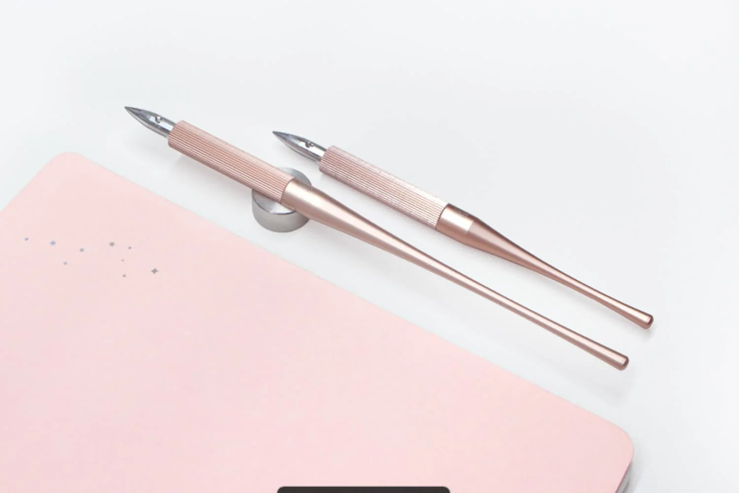 1552-colorverse-shuttle-nib-holder-aluminum-rose-gold-small-1.webp Colorverse Shuttle Nib Holder Aluminum Rose Gold - Small