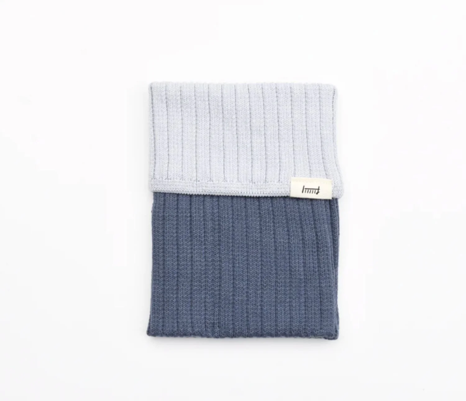 1993-midori-knitted-book-band-with-pockets-a6-to-b6-in-two-tone-blue-light-1.webp Midori Knitted Book Band with Pockets A6 to B6 in Two-tone Blue Light
