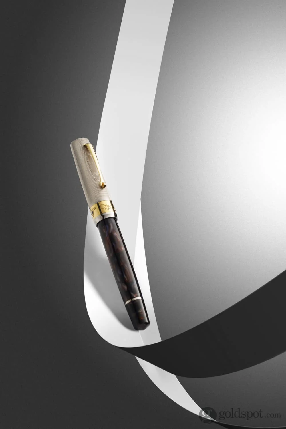 2007-omas-bologna-rollerball-pen-in-galassia-argento-with-gold-trim-10.webp Omas Bologna Rollerball Pen in Galassia Argento with Gold Trim
