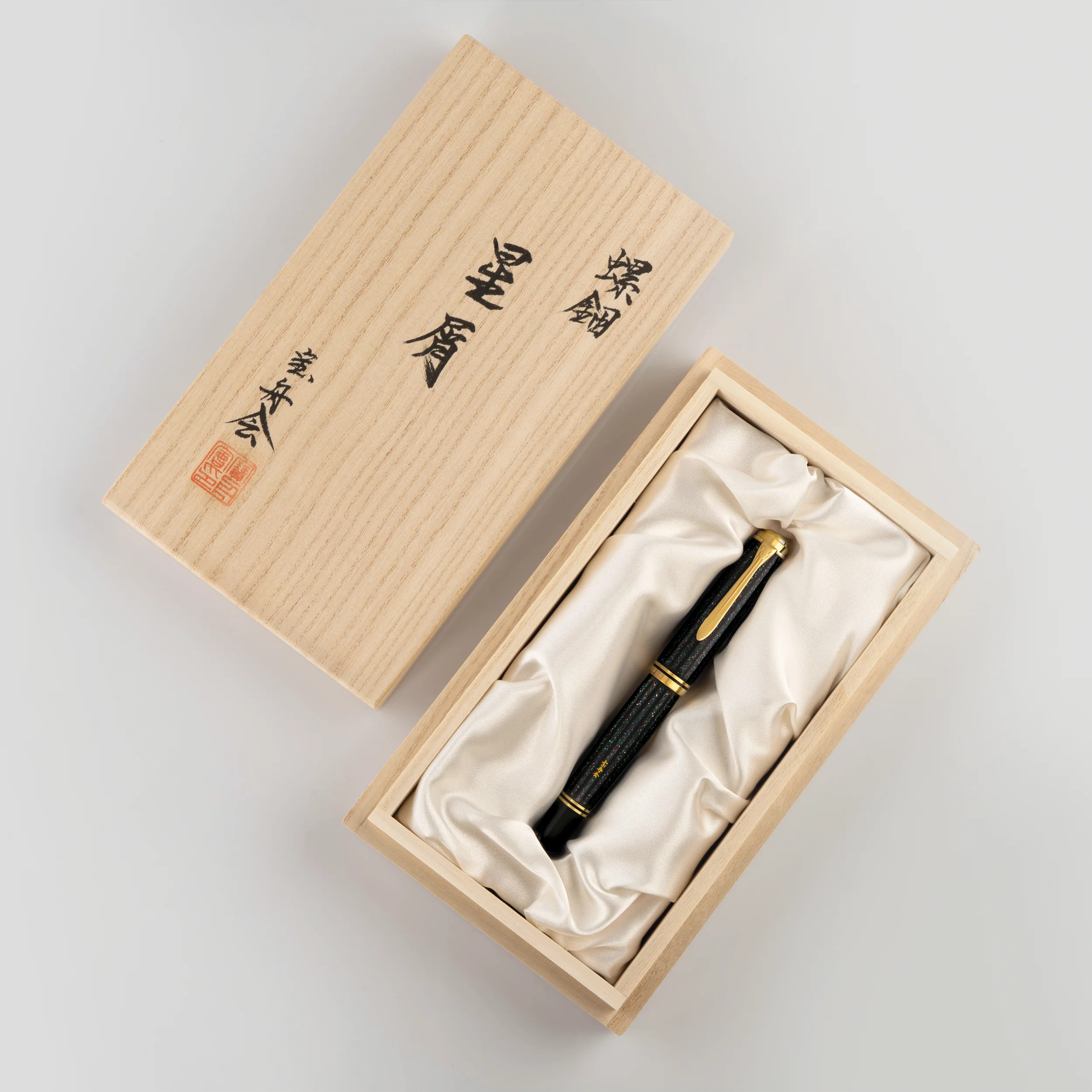 2496-pelikan-souveran-m1000-fountain-pen-in-raden-stardust-hoshikuzu-medium-nib-limited-edition-5.webp Pelikan Souverän® M1000 Fountain Pen in Raden Stardust “Hoshikuzu" - Medium Nib - Limited Edition