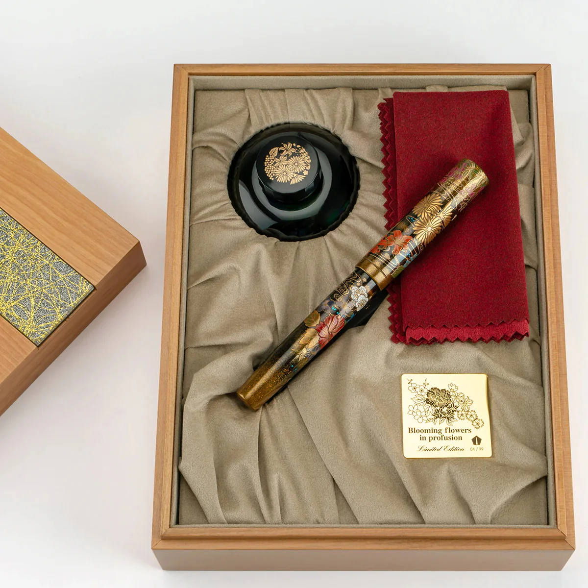 2551-namiki-emperor-fountain-pen-in-blooming-flowers-in-profusion-broad-point-3.webp Namiki Emperor Fountain Pen in Blooming Flowers in Profusion - Broad Point
