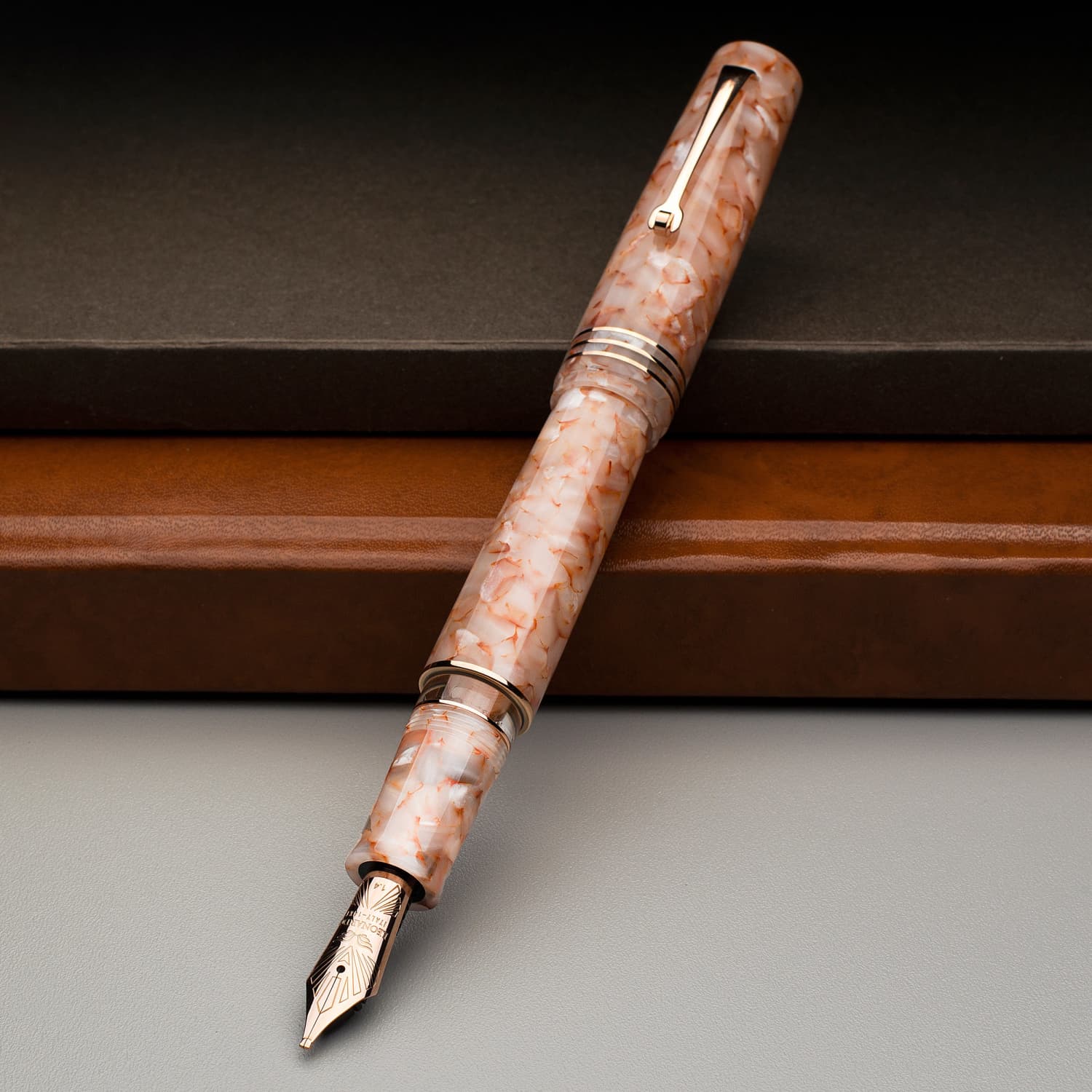 3948-leonardo-momento-zero-grande-2.0-fountain-pen-in-angel-skin-14kt-gold-1.jpg Leonardo Momento Zero Grande 2.0 Fountain Pen in Angel Skin - 14kt Gold