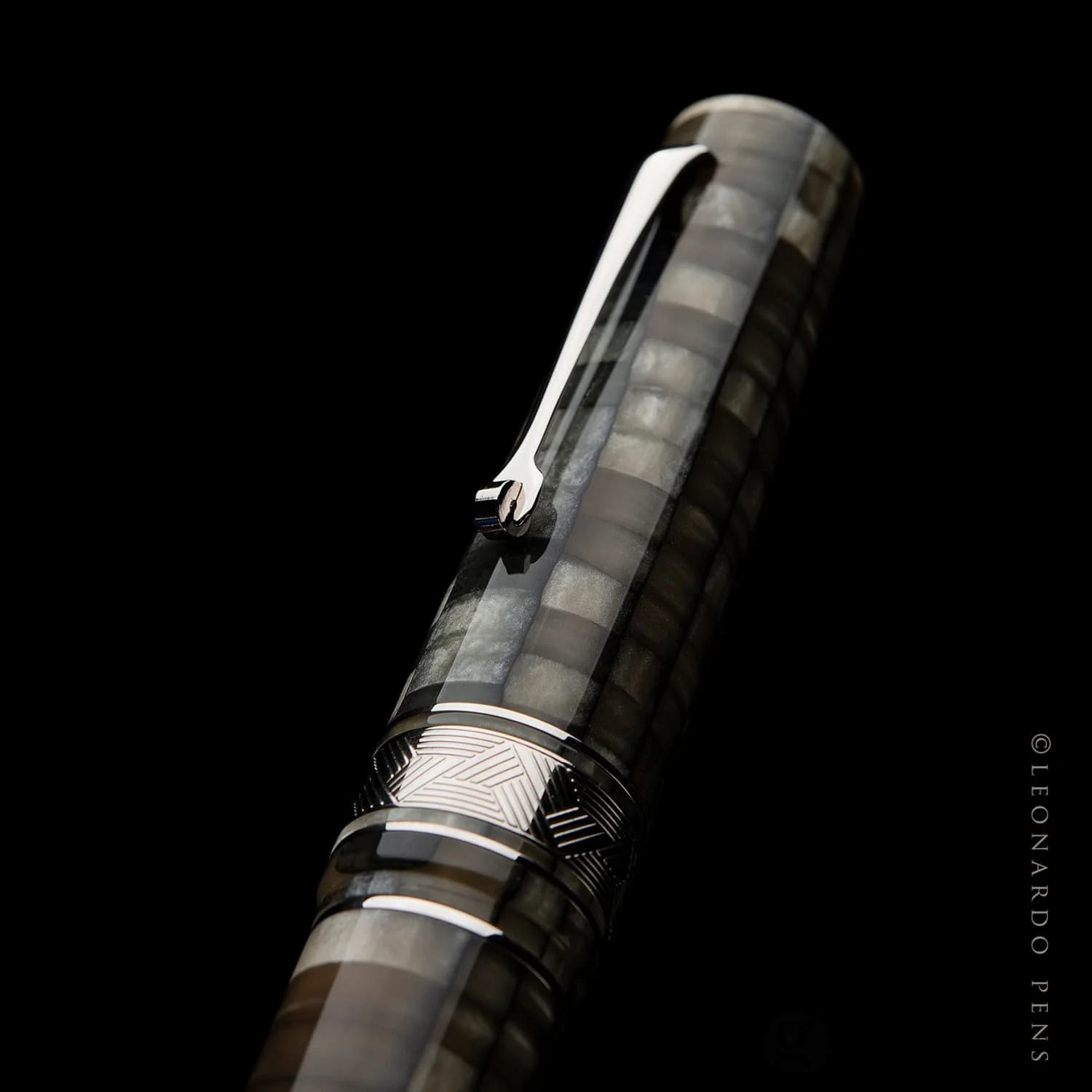 4045-leonardo-mosaico-fountain-pen-in-chiaroscuro-14kt-gold-nib-5.webp Leonardo Mosaico Fountain Pen in Chiaroscuro - 14kt Gold Nib