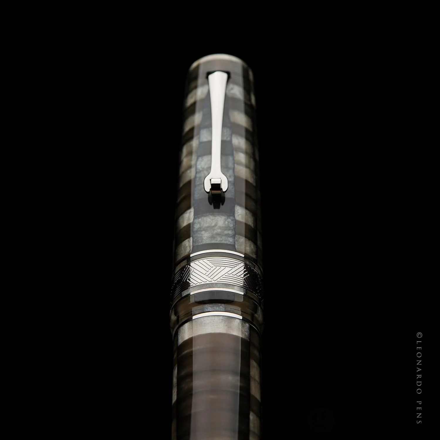 4045-leonardo-mosaico-fountain-pen-in-chiaroscuro-14kt-gold-nib-6.webp Leonardo Mosaico Fountain Pen in Chiaroscuro - 14kt Gold Nib