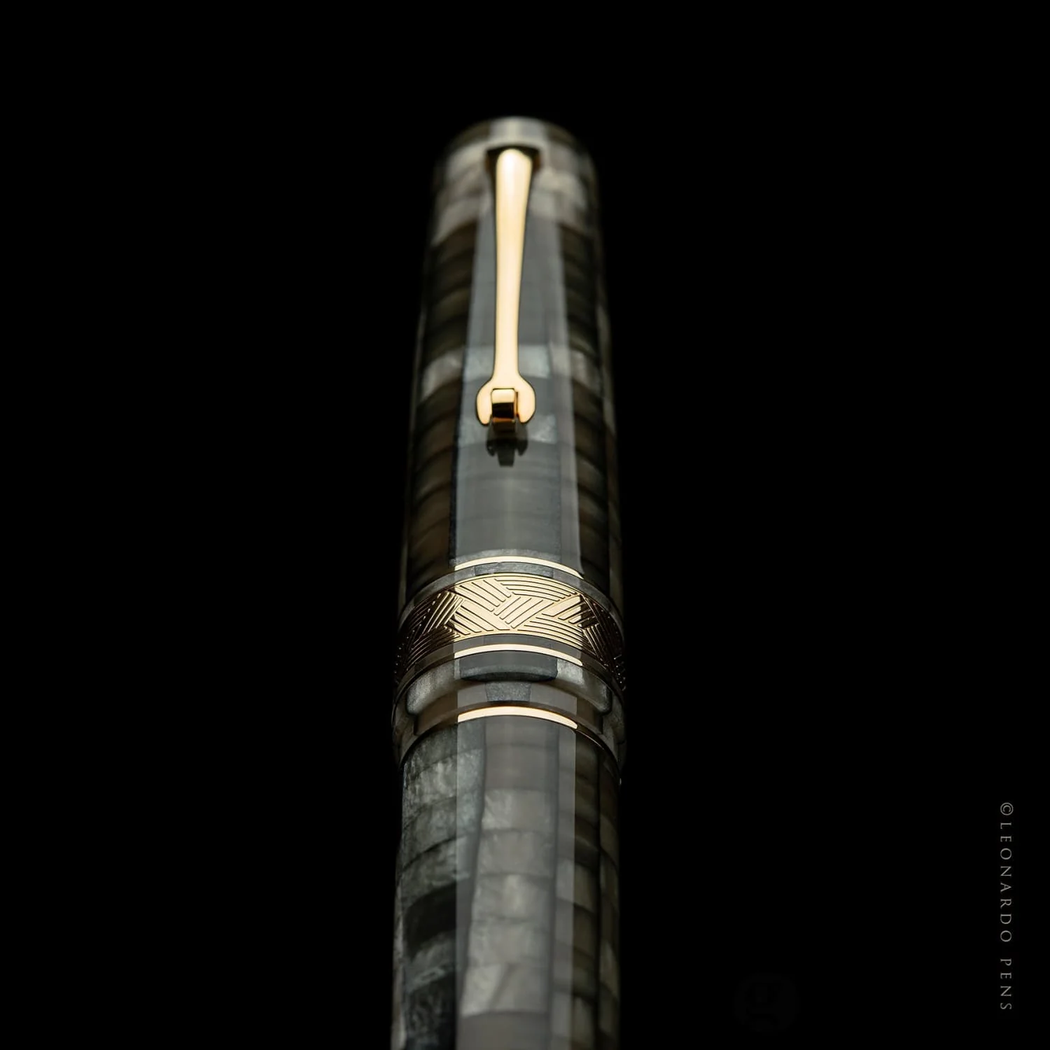 4045-leonardo-mosaico-fountain-pen-in-chiaroscuro-14kt-gold-nib-7.webp Leonardo Mosaico Fountain Pen in Chiaroscuro - 14kt Gold Nib
