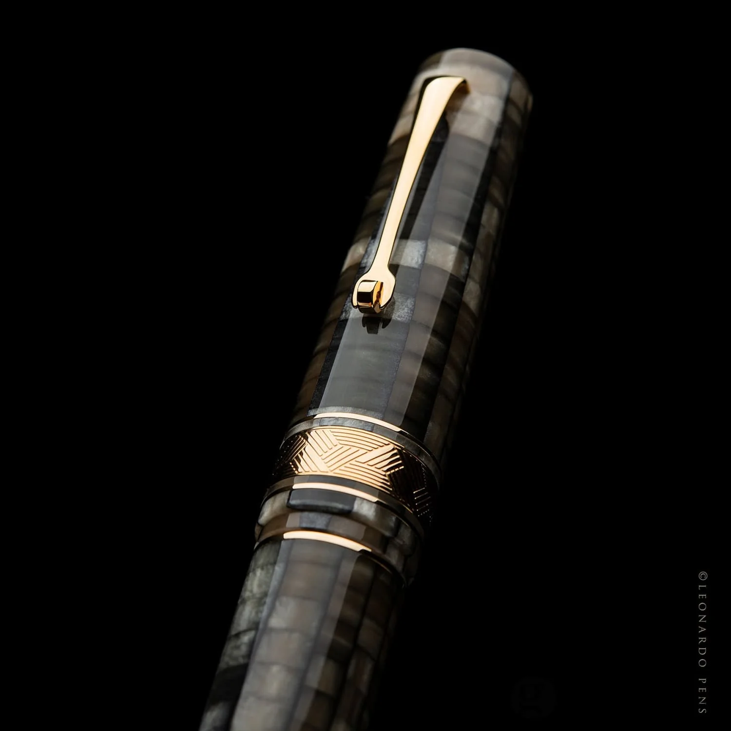 4045-leonardo-mosaico-fountain-pen-in-chiaroscuro-14kt-gold-nib-8.webp Leonardo Mosaico Fountain Pen in Chiaroscuro - 14kt Gold Nib