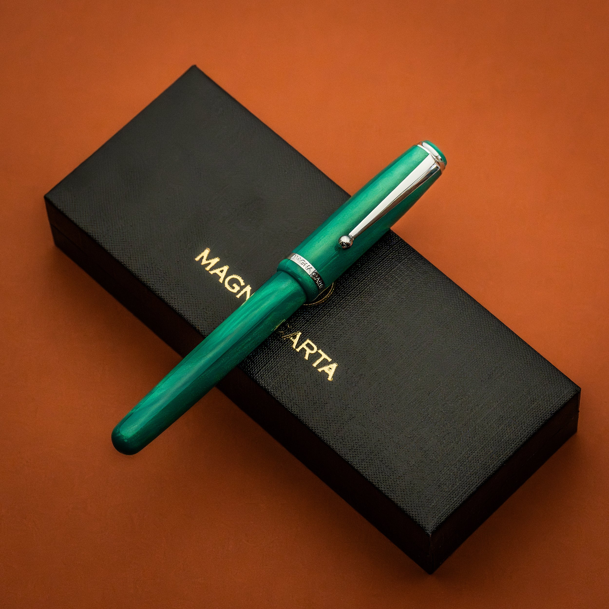405-magna-carta-mag-650-fountain-pen-in-liberty-pearl-steel-flex-nib-12.jpg Magna Carta MAG 650 Fountain Pen in Liberty Pearl - Steel Flex Nib