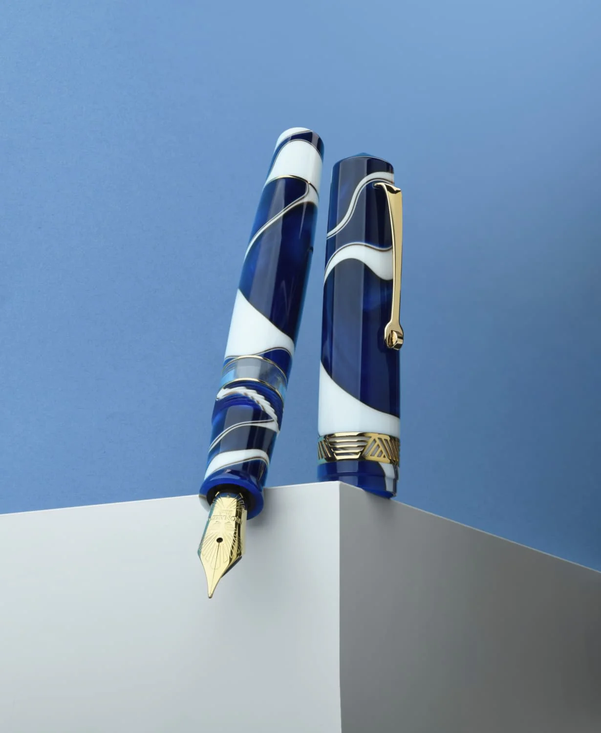 423-leonardo-momento-magico-fountain-pen-in-onda-blu-1.webp Leonardo Momento Magico Fountain Pen in Onda Blu