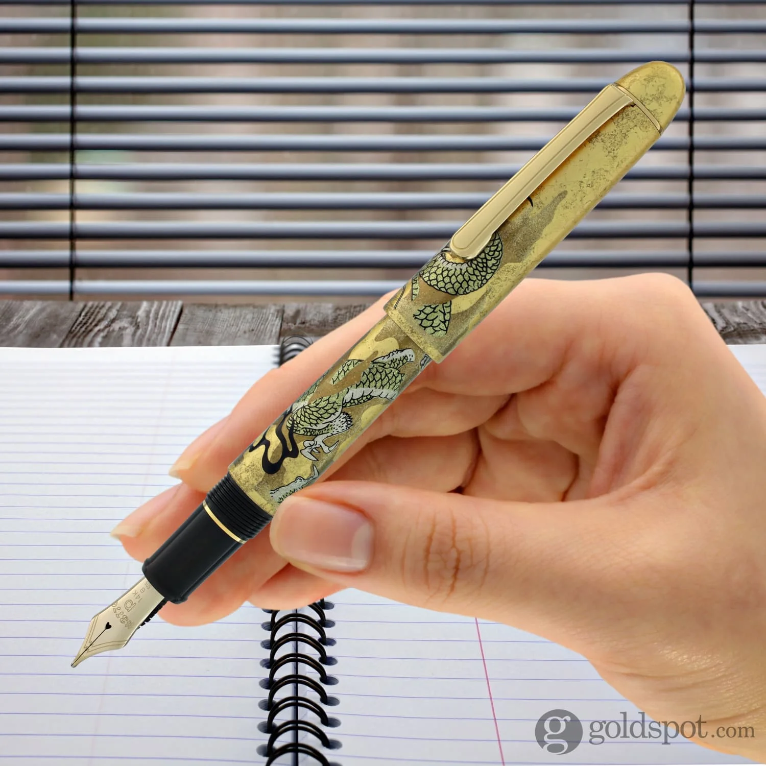 4284-platinum-kanazawa-haku-fountain-pen-in-ascending-dragon-14k-gold-8.webp Platinum Kanazawa-haku Fountain Pen in Ascending Dragon - 14K Gold