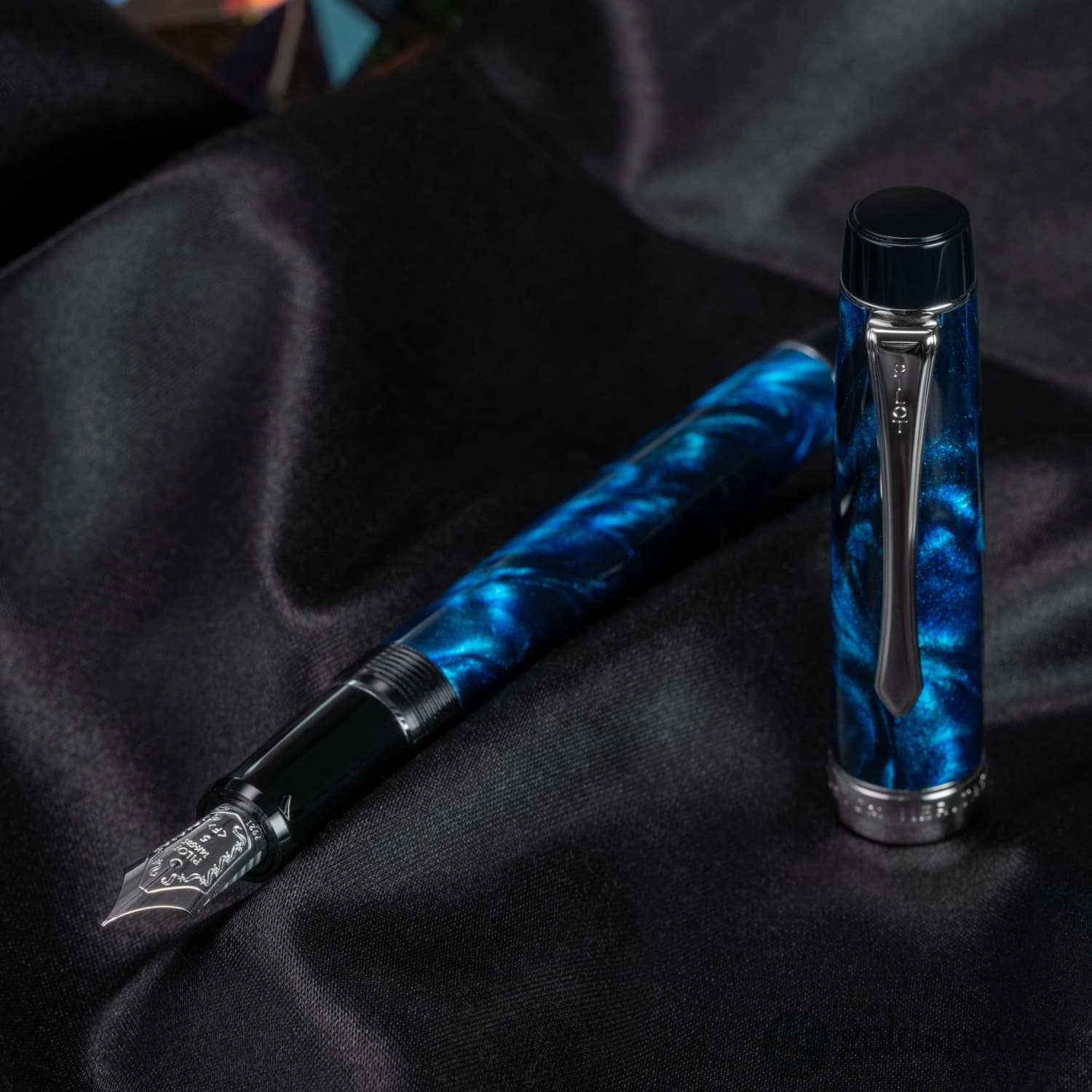 4922-pilot-custom-heritage-se-fountain-pen-in-marble-blue-with-silver-trim-14kt-gold-11.jpg Pilot Custom Heritage SE Fountain Pen in Marble Blue with Silver Trim - 14kt Gold