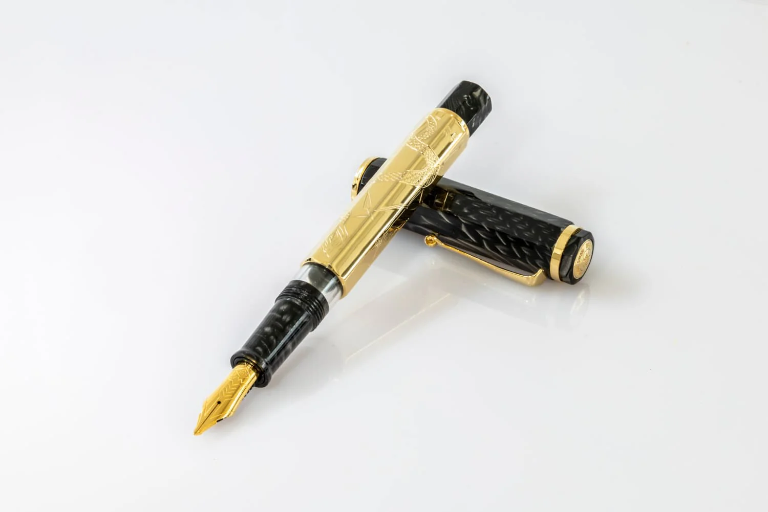 4925-omas-king-cobra-fountain-pen-with-cobra-stack-nib-limited-edition-1.webp Omas King Cobra Fountain Pen with Cobra Stack Nib - Limited Edition