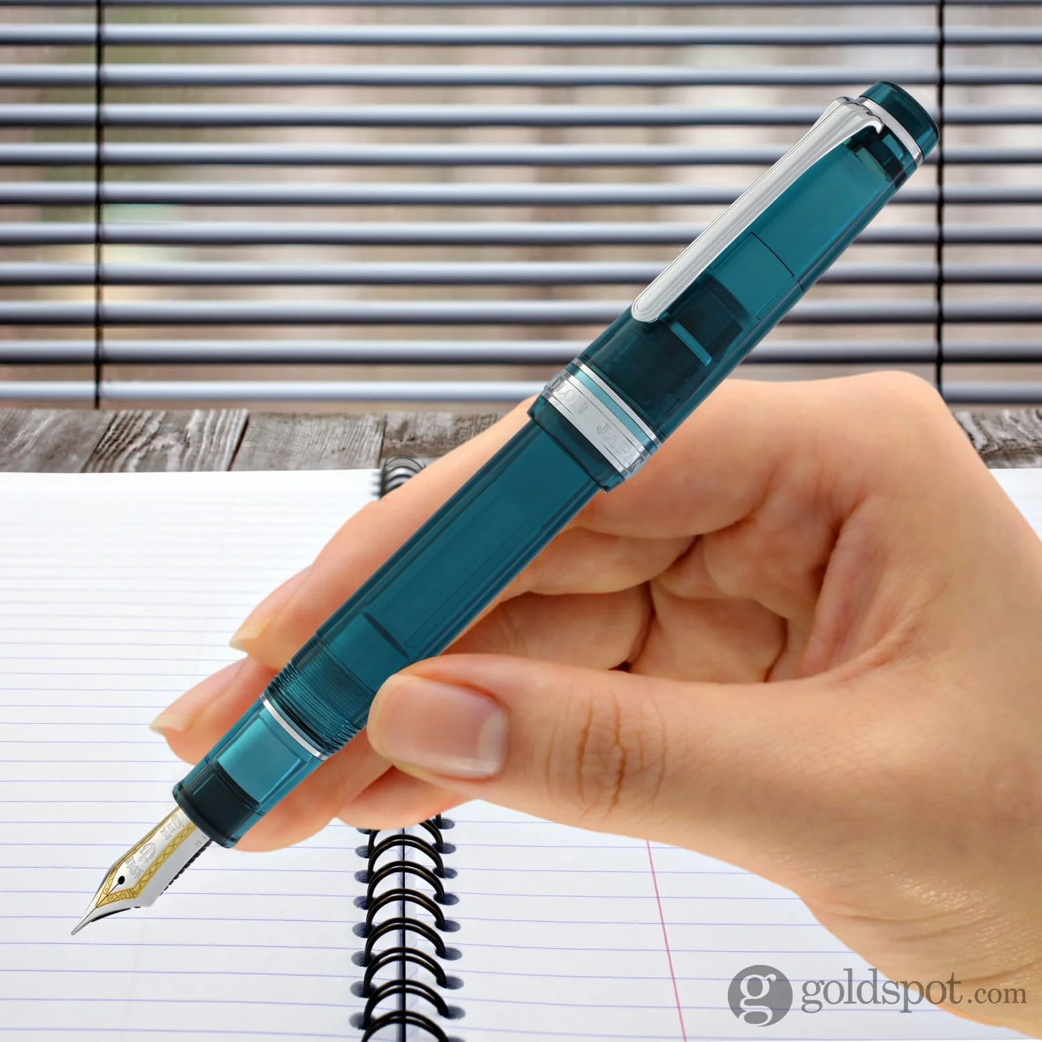 5113-sailor-pro-gear-regular-fountain-pen-in-lucky-charm-green-21kt-gold-nib-8.webp Sailor Pro Gear Regular Fountain Pen in Lucky Charm Green - 21kt Gold Nib