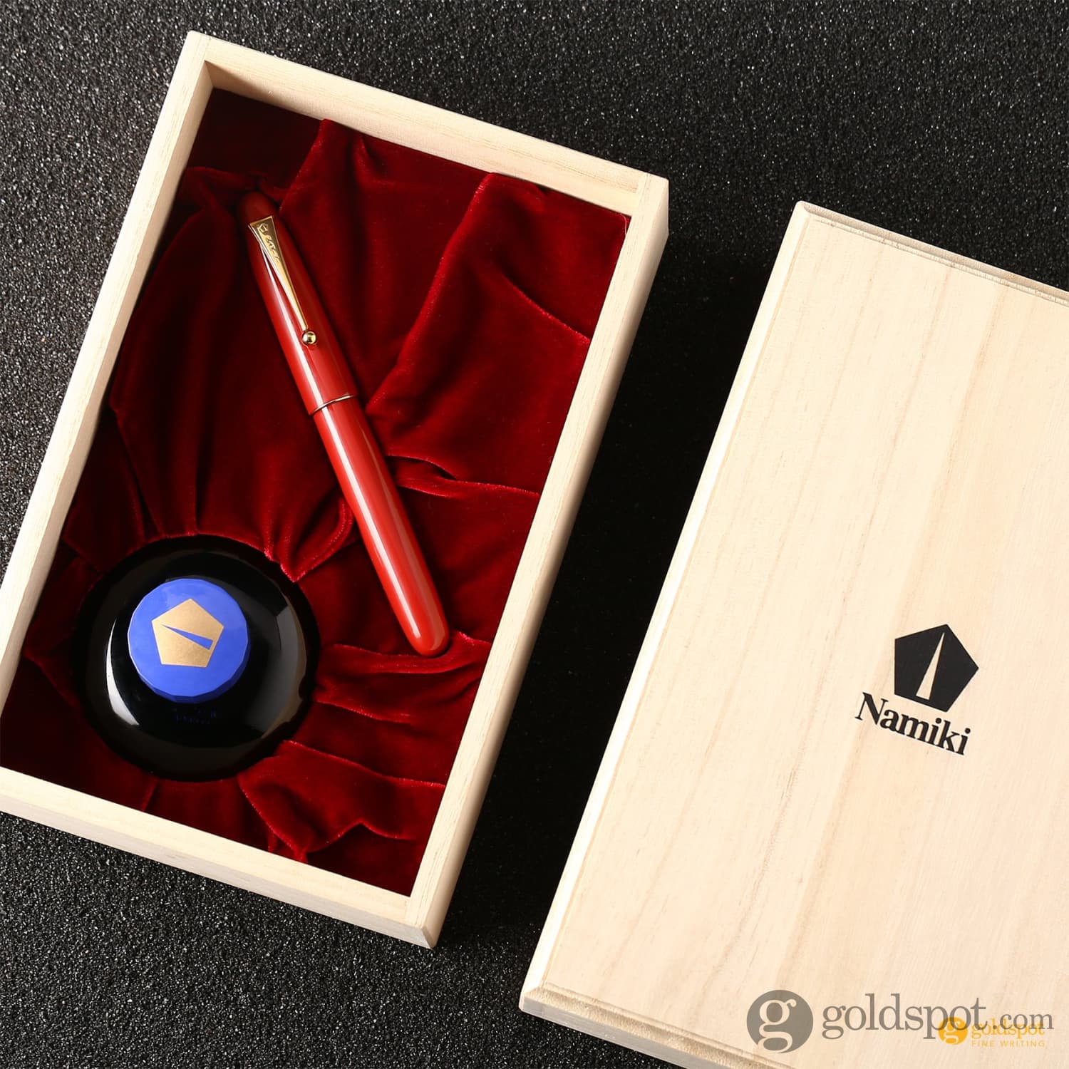 5177-namiki-yukari-royale-fountain-pen-in-vermilion-urushi-18k-gold-10.jpg Namiki Yukari Royale Fountain Pen in Vermilion Urushi - 18K Gold