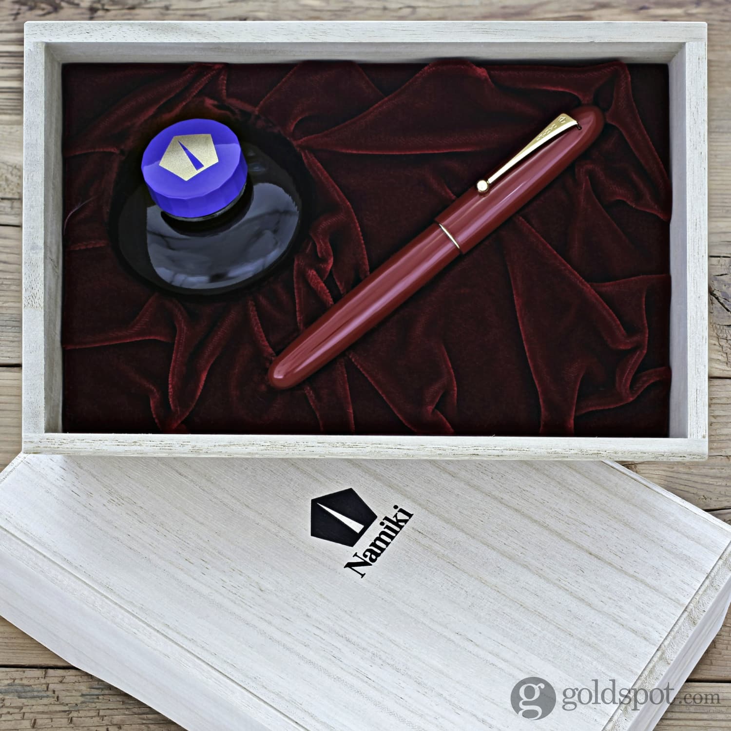 5177-namiki-yukari-royale-fountain-pen-in-vermilion-urushi-18k-gold-7.jpg Namiki Yukari Royale Fountain Pen in Vermilion Urushi - 18K Gold