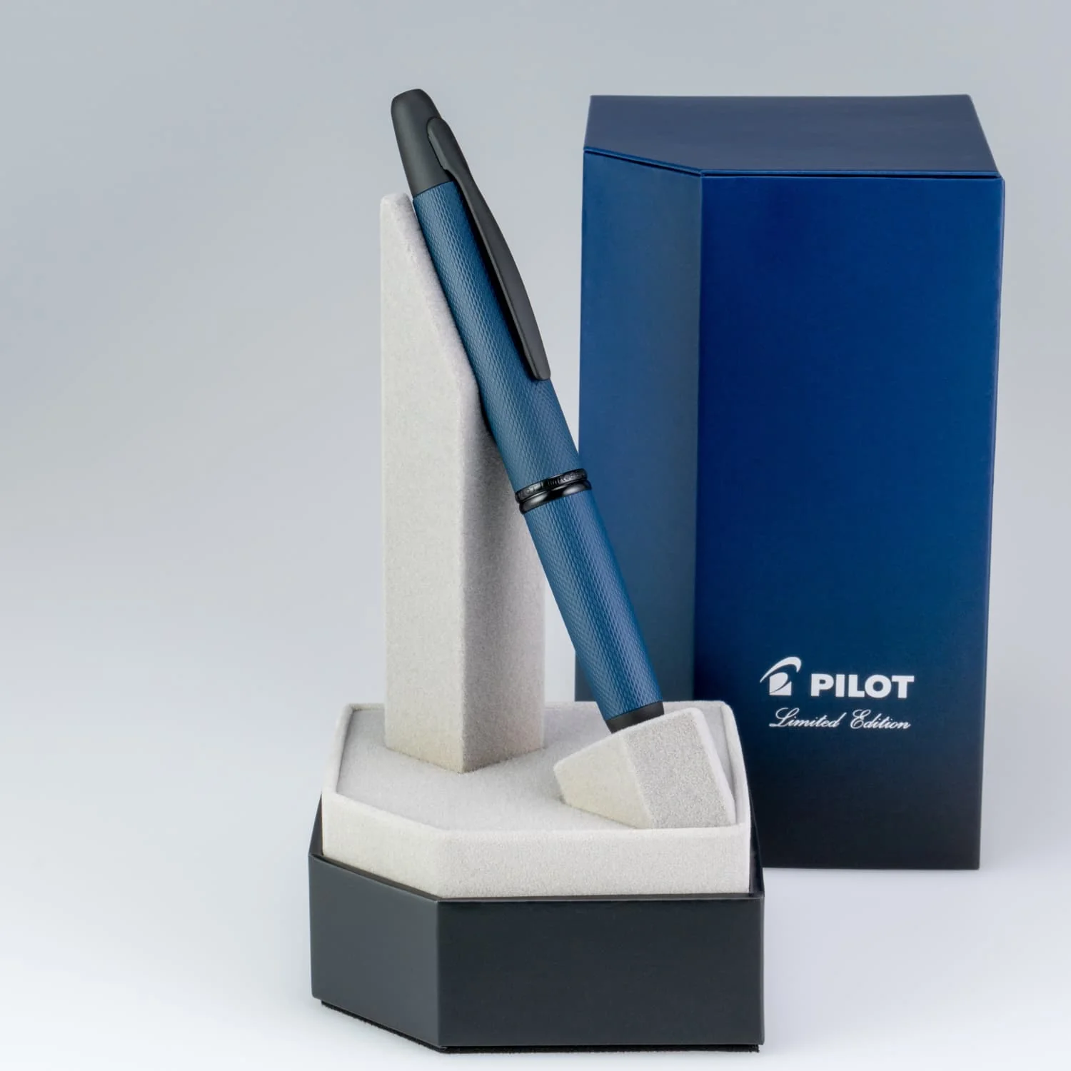 Pilot Vanishing Point 2025 Limited Edition Fountain Pen in Link Midnight - Medium 18K Gold Nib