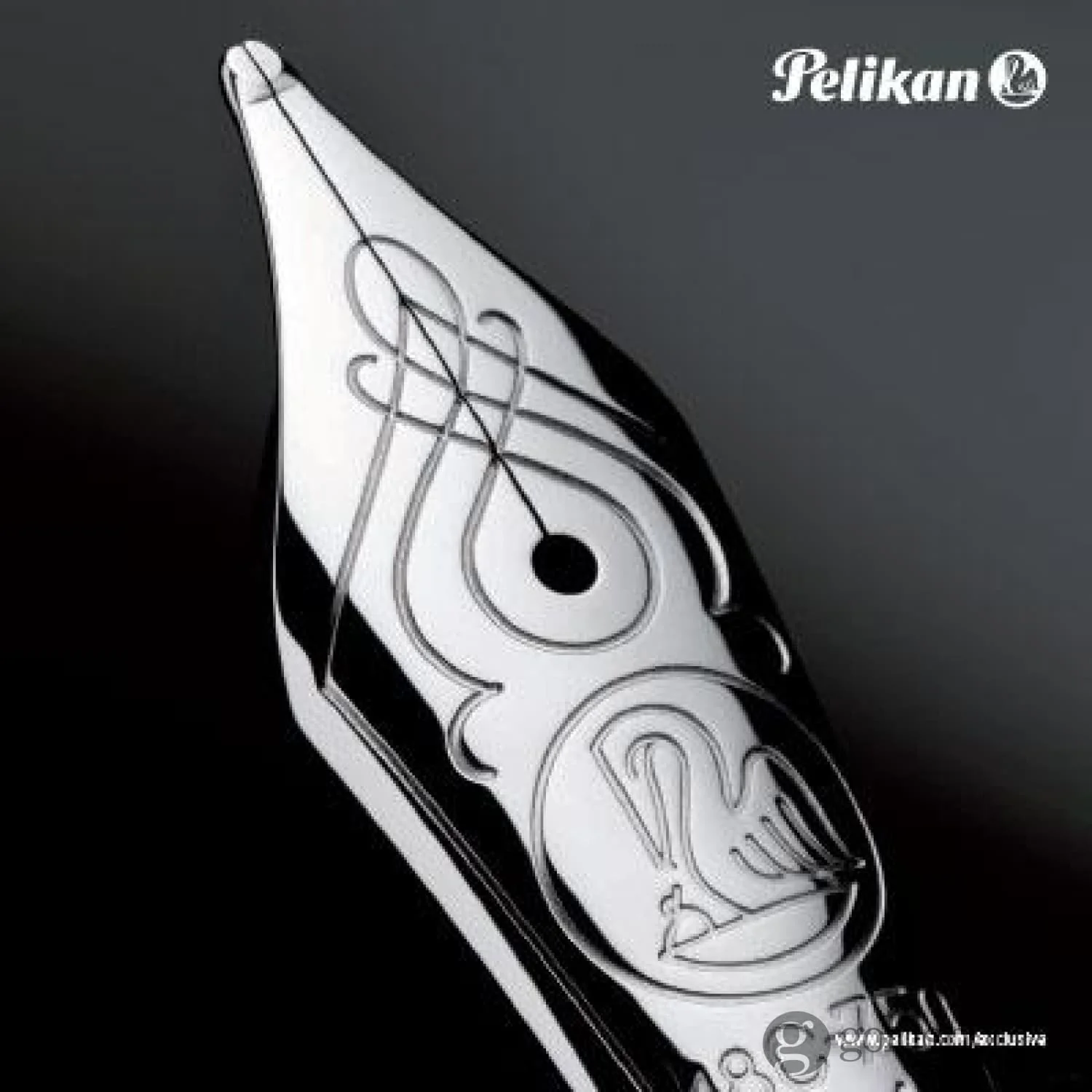 5314-pelikan-souveran-m805-fountain-pen-in-black-blue-with-silver-trim-18k-gold-10.webp Pelikan Souveran M805 Fountain Pen in Black & Blue with Silver Trim - 18K Gold