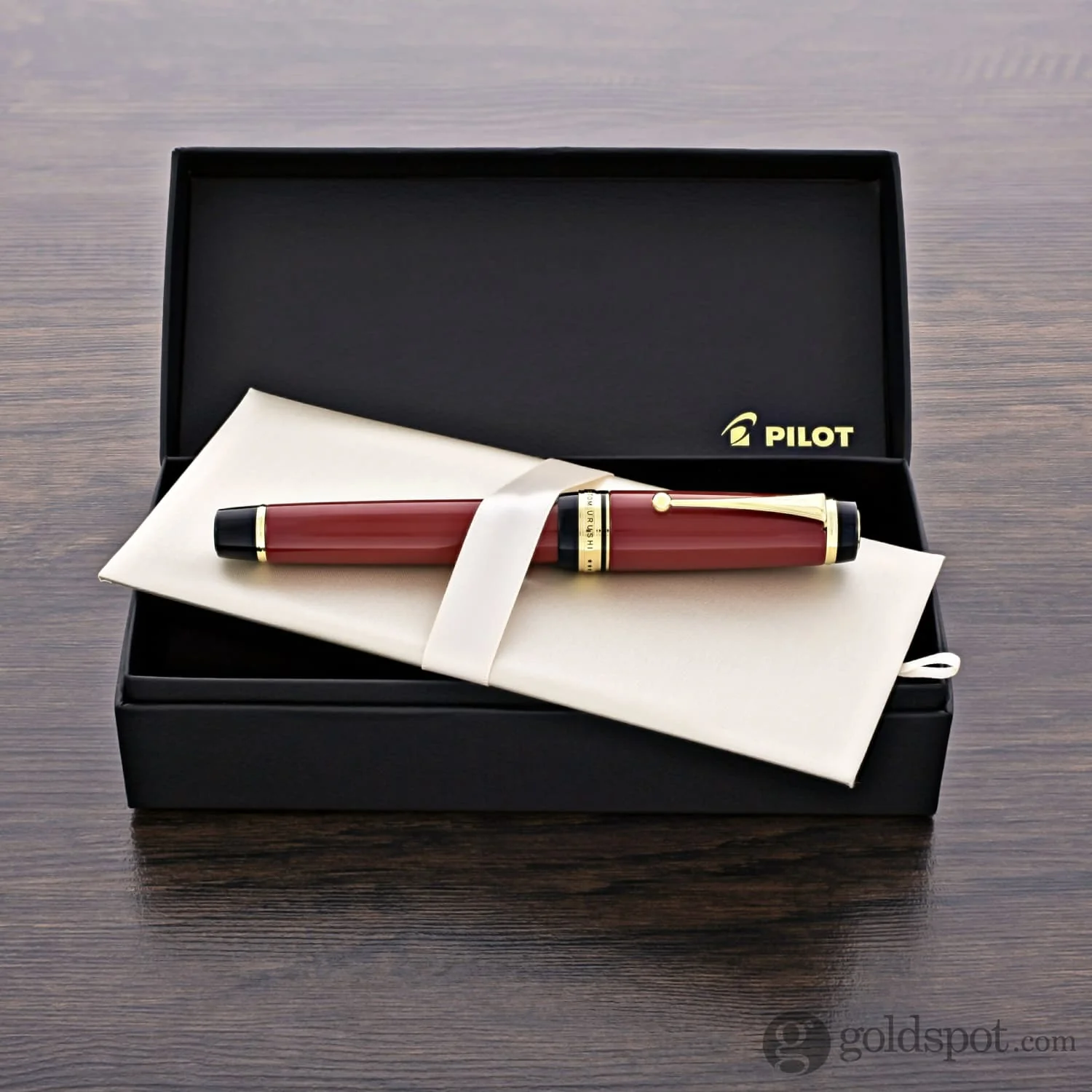 5350-pilot-custom-urushi-fountain-pen-in-vermillion-red-barrel-18k-gold-8.webp Pilot Custom Urushi Fountain Pen in Vermillion Red Barrel - 18K Gold