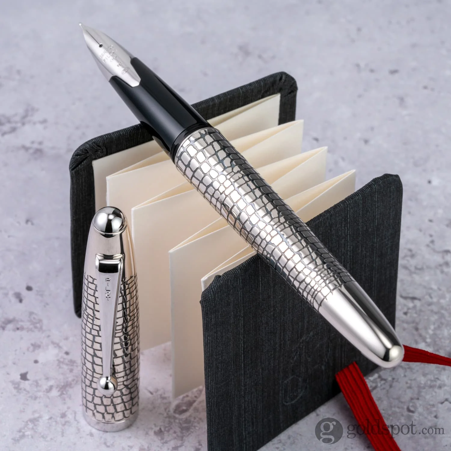 5643-pilot-namiki-sterling-collection-fountain-pen-in-silvern-ishidatami-18k-gold-11.webp Pilot Namiki Sterling Collection Fountain Pen in Silvern Ishidatami - 18K Gold