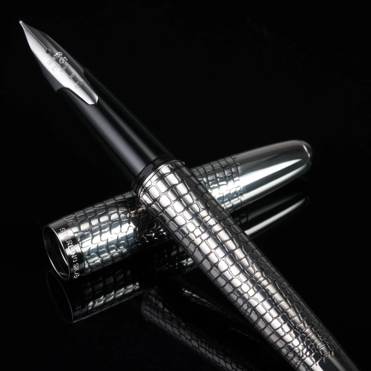 5643-pilot-namiki-sterling-collection-fountain-pen-in-silvern-ishidatami-18k-gold-12.webp Pilot Namiki Sterling Collection Fountain Pen in Silvern Ishidatami - 18K Gold