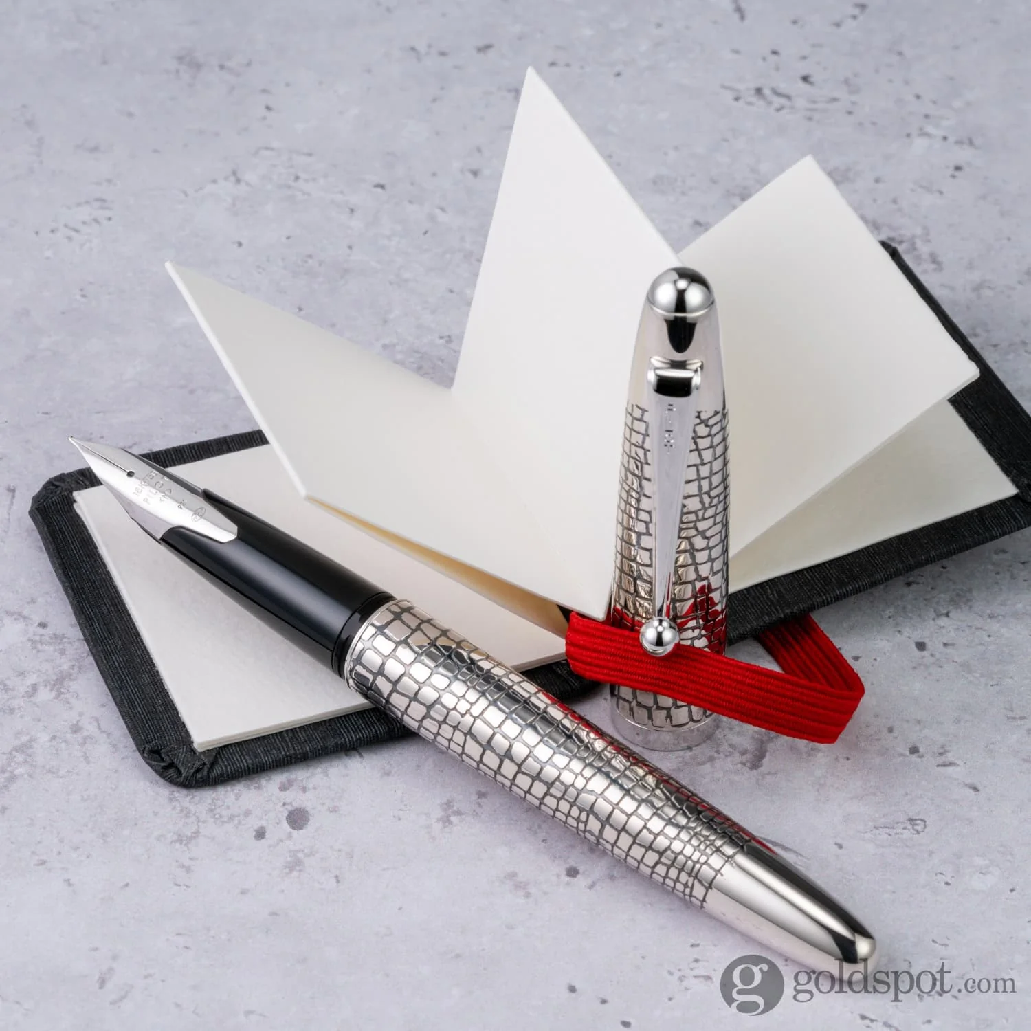 5643-pilot-namiki-sterling-collection-fountain-pen-in-silvern-ishidatami-18k-gold-9.webp Pilot Namiki Sterling Collection Fountain Pen in Silvern Ishidatami - 18K Gold
