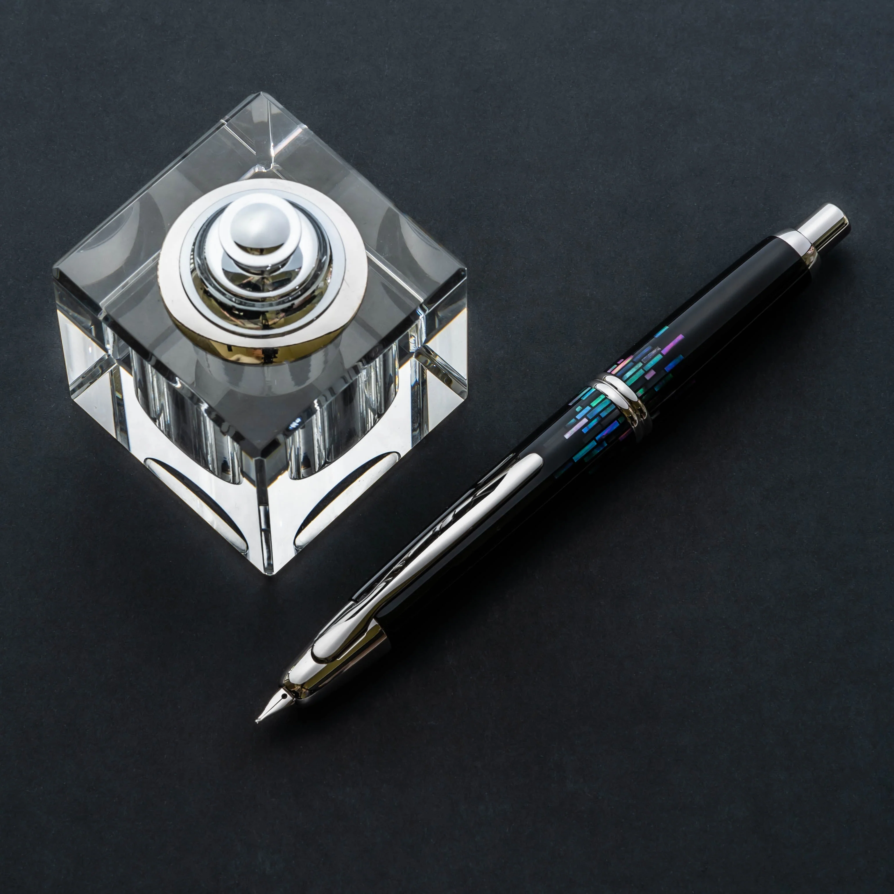 5770-pilot-vanishing-point-fountain-pen-in-raden-stripe-18k-gold-medium-point-10.webp Pilot Vanishing Point Fountain Pen in Raden Stripe - 18K Gold Medium Point