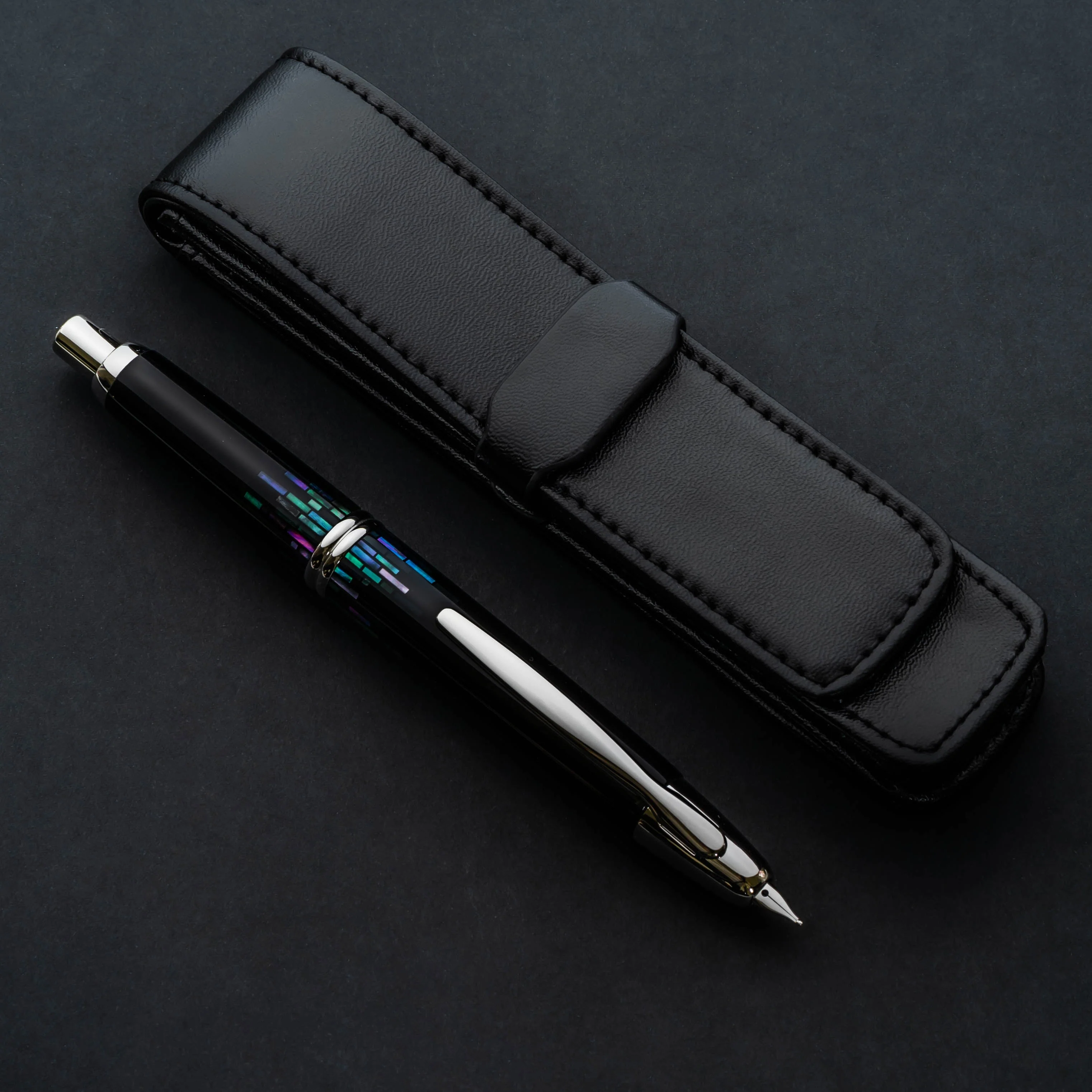 5770-pilot-vanishing-point-fountain-pen-in-raden-stripe-18k-gold-medium-point-11.webp Pilot Vanishing Point Fountain Pen in Raden Stripe - 18K Gold Medium Point