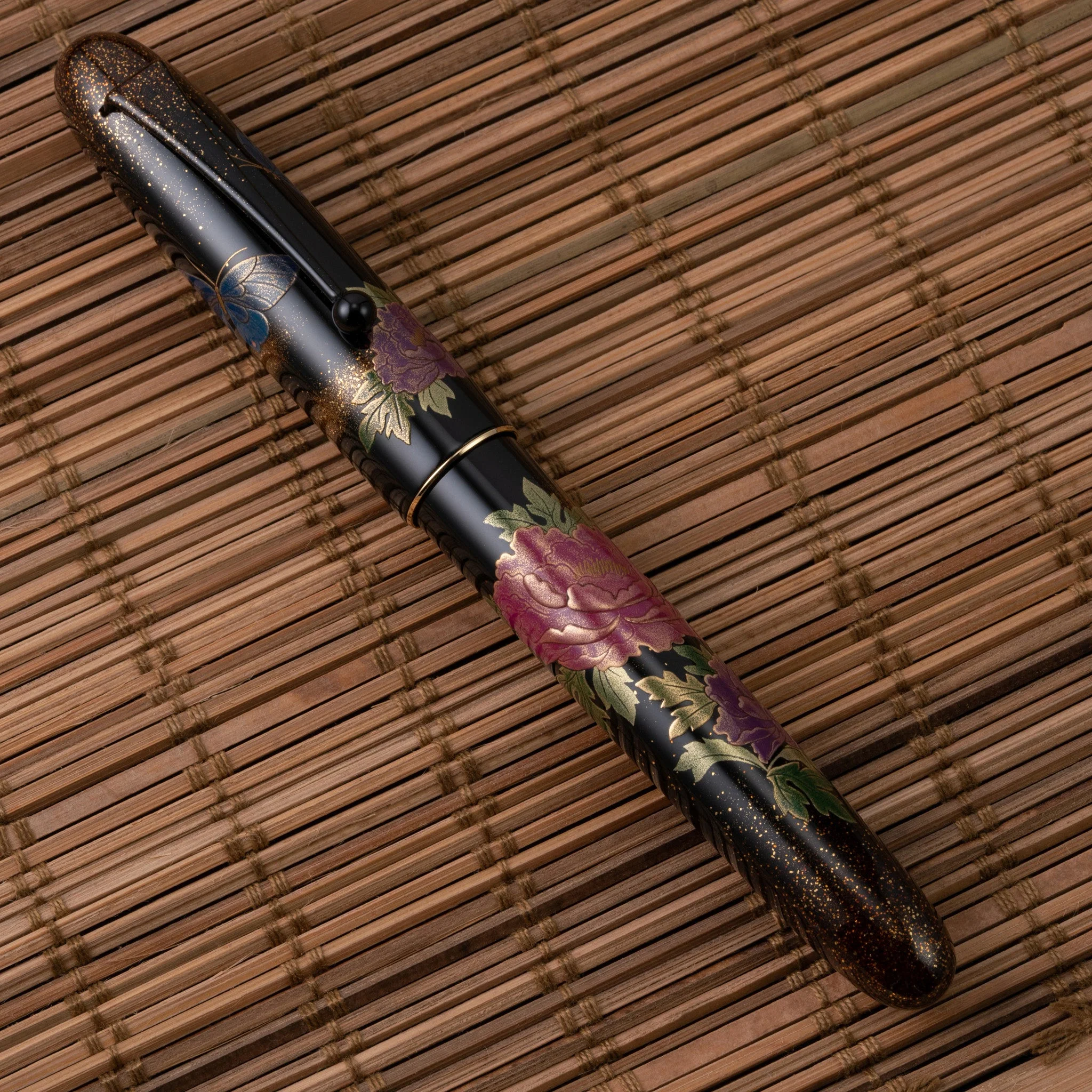 5910-namiki-yukari-royale-fountain-pen-in-peony-18k-gold-10.webp Namiki Yukari Royale Fountain Pen in Peony - 18K Gold