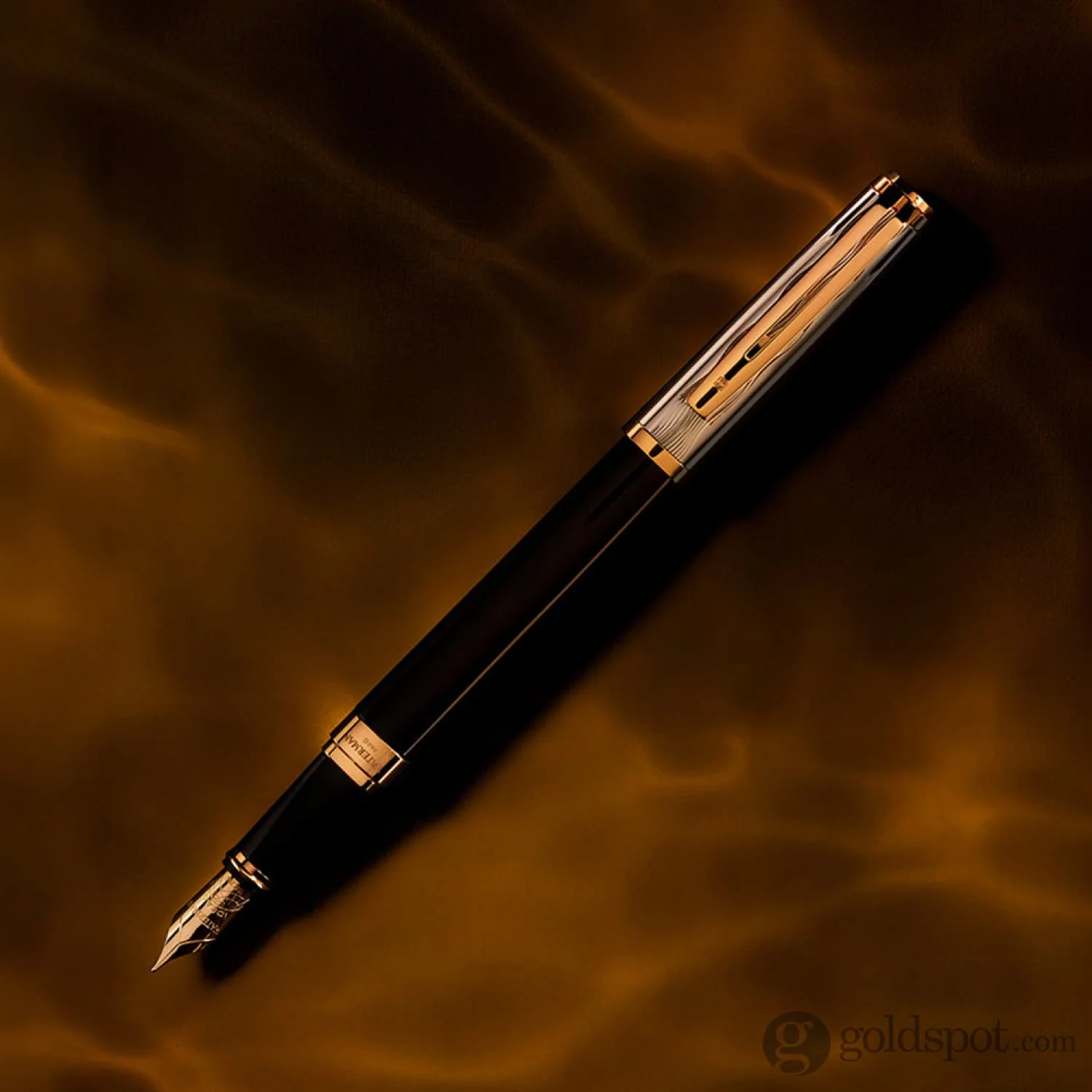5940-waterman-exception-fountain-pen-reflections-of-paris-in-black-lacquer-18k-gold-2.webp Waterman Exception Fountain Pen Reflections of Paris in Black Lacquer - 18K Gold
