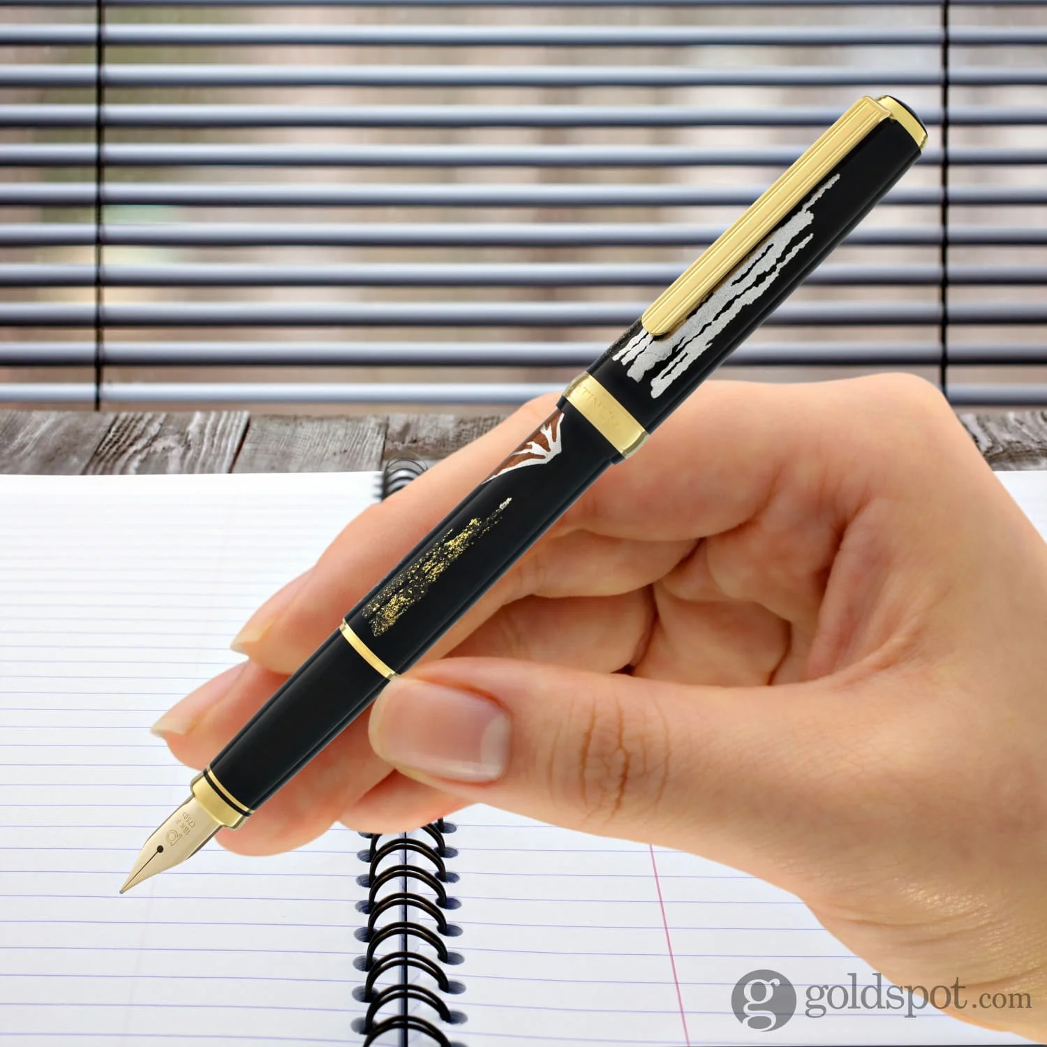 5966-platinum-classic-maki-e-fountain-pen-with-mt.-fuji-design-18k-gold-9.webp Platinum Classic Maki-e Fountain Pen with Mt. Fuji Design - 18K Gold