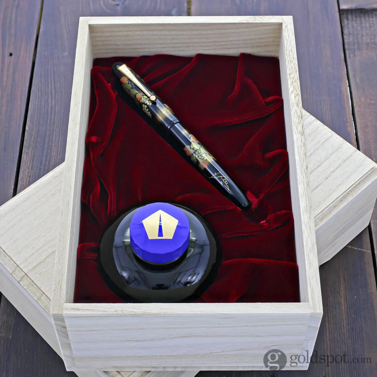 5970-namiki-yukari-fountain-pen-in-grapevine-18k-gold-medium-point-9.webp Namiki Yukari Fountain Pen in Grapevine - 18K Gold Medium Point