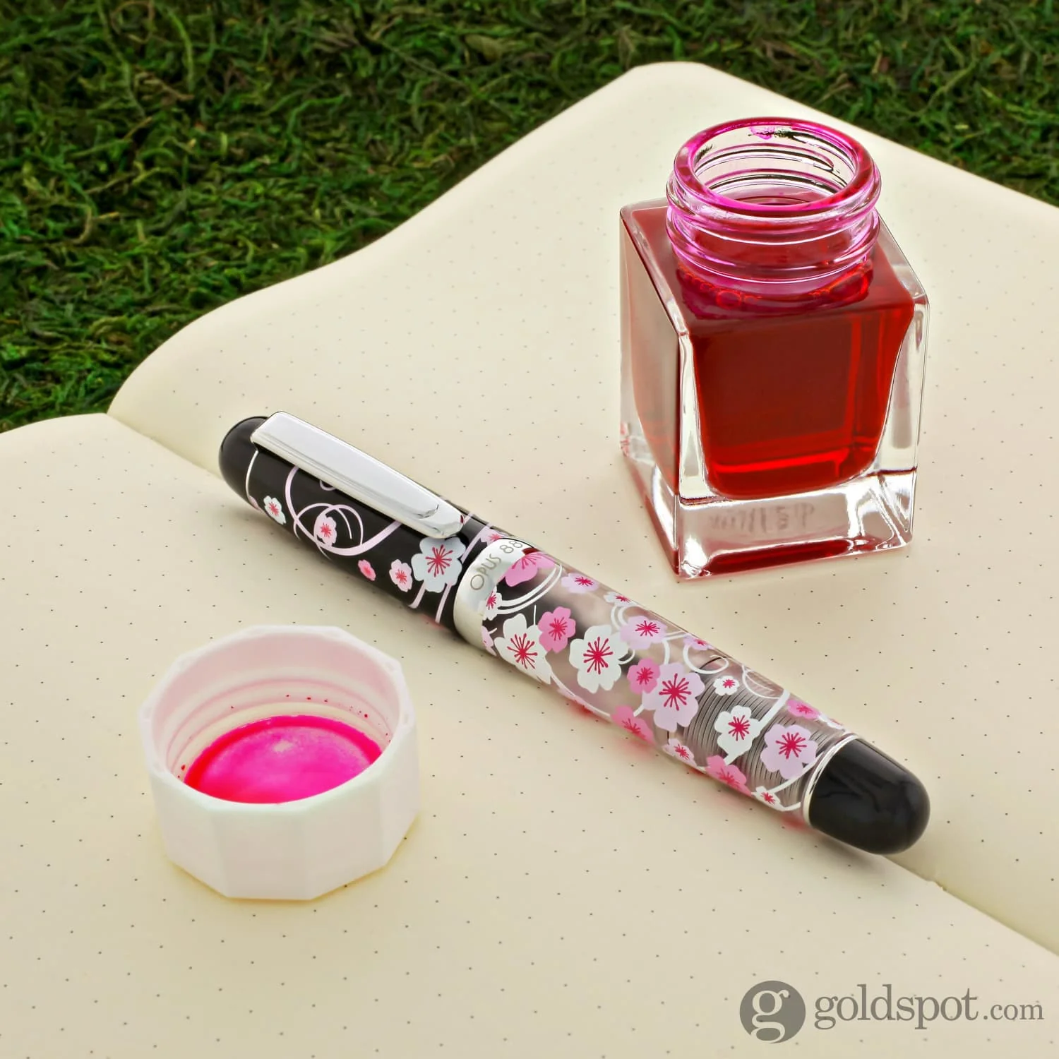 6400-opus-88-mini-fountain-pen-in-sakura-cherry-blossoms-3.webp Opus 88 Mini Fountain Pen in Sakura Cherry Blossoms