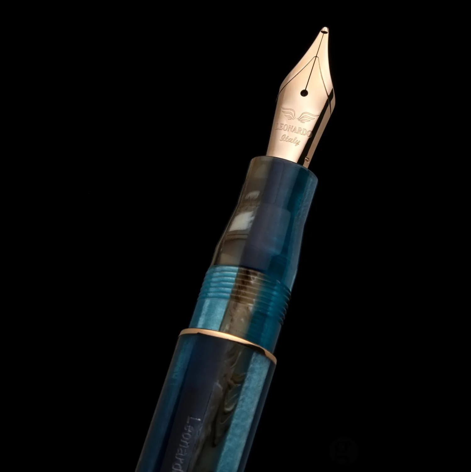 6794-leonardo-momento-zero-fountain-pen-in-blue-hawaii-2021-5.webp Leonardo Momento Zero Fountain Pen in Blue Hawaii 2021
