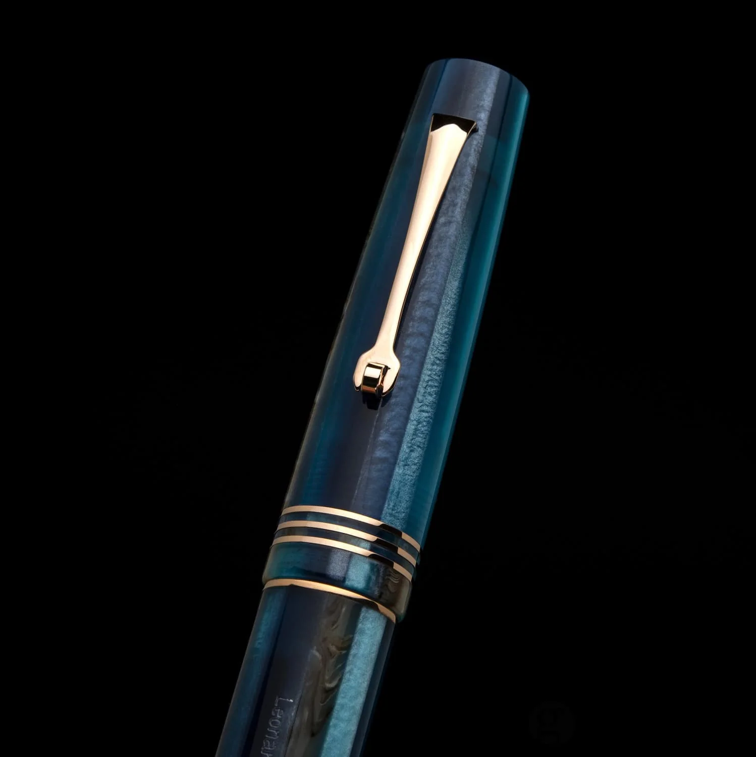 6794-leonardo-momento-zero-fountain-pen-in-blue-hawaii-2021-6.webp Leonardo Momento Zero Fountain Pen in Blue Hawaii 2021