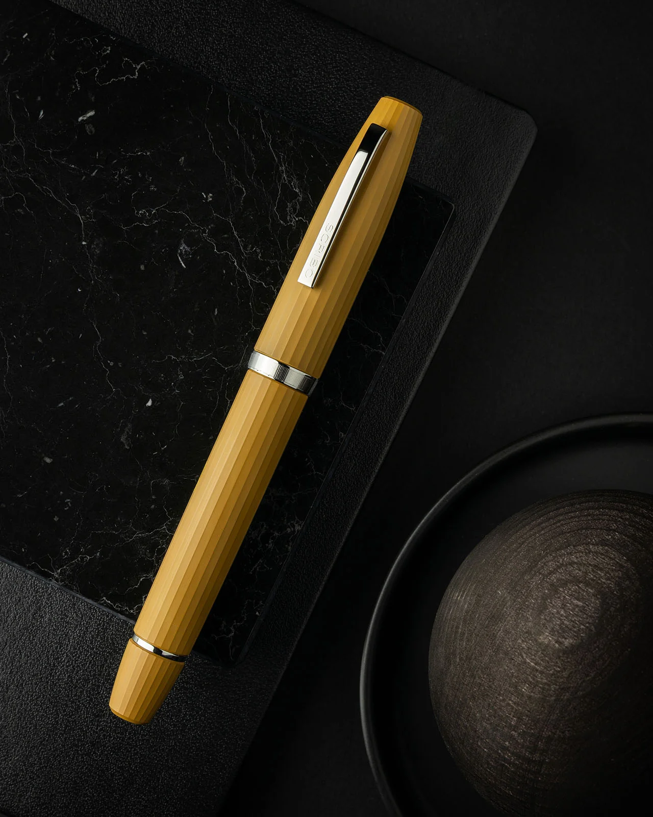 69-scribo-flow-fountain-pen-in-forma-with-platinum-trim-1.webp Scribo Flow Fountain Pen in Forma with Platinum Trim