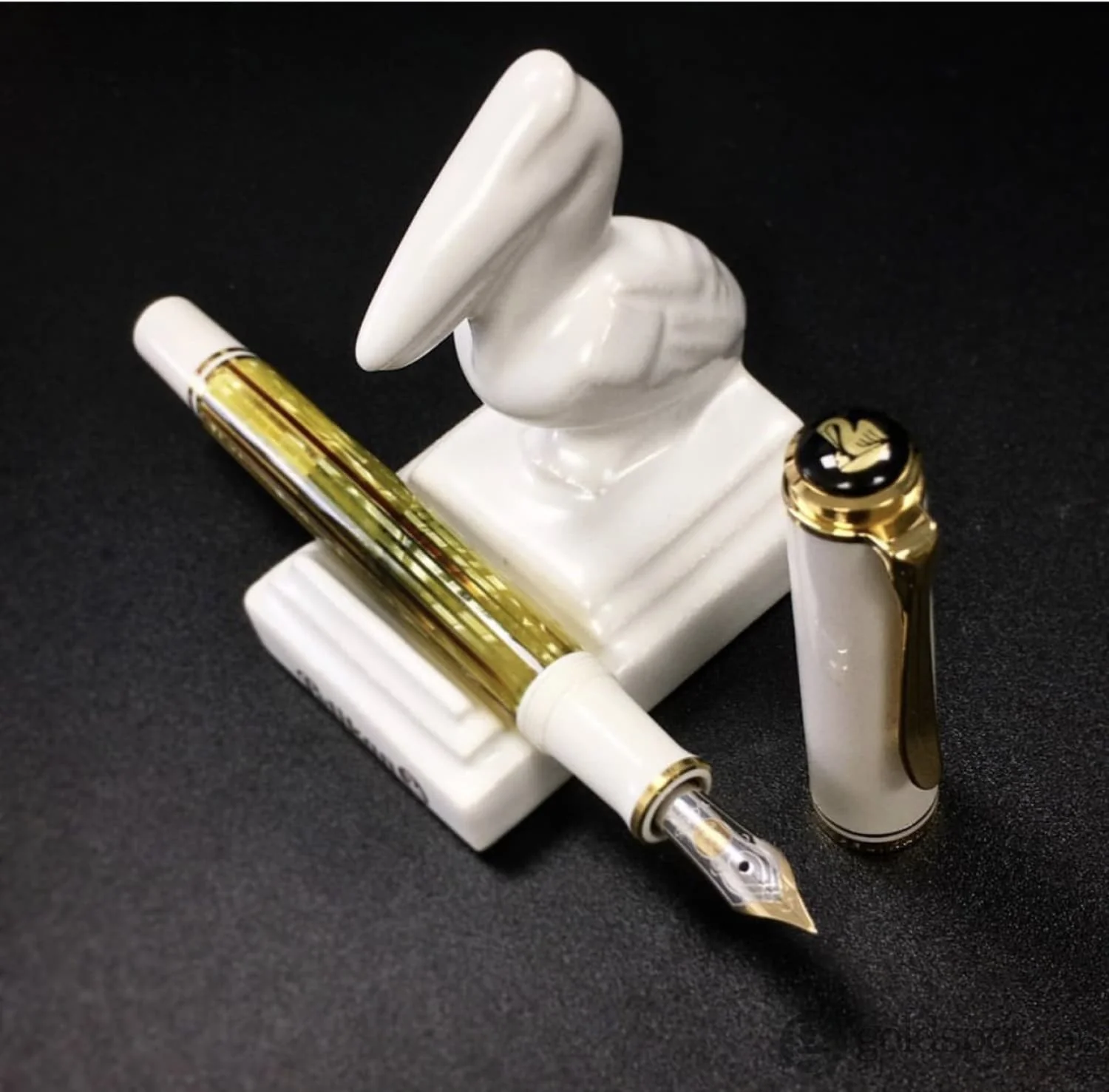 7461-pelikan-vintage-white-pen-stand-small-3.webp Pelikan Vintage White Pen Stand - Small