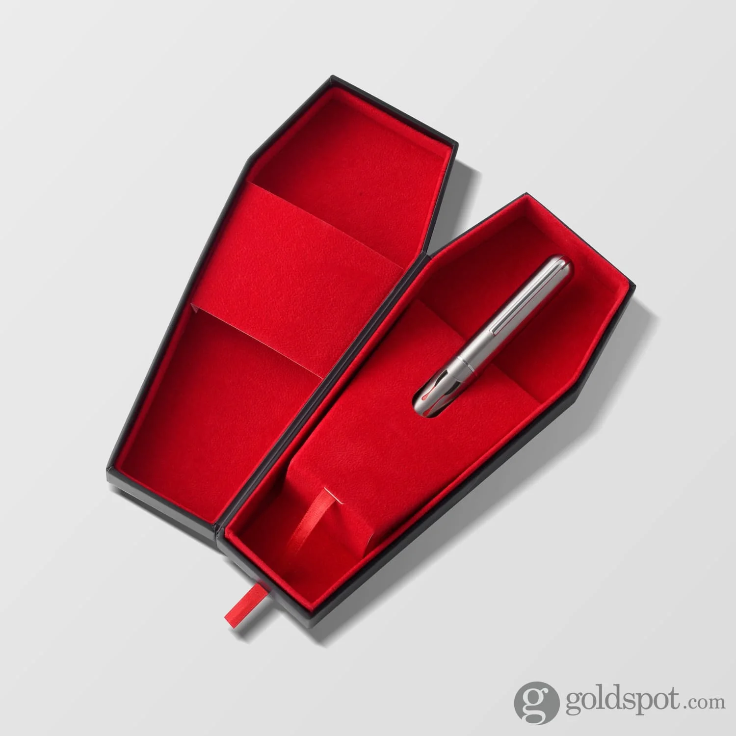 8031-nahvalur-nautilus-fountain-pen-in-dracula-limited-edition-12.webp Nahvalur Nautilus Fountain Pen in Dracula - Limited Edition