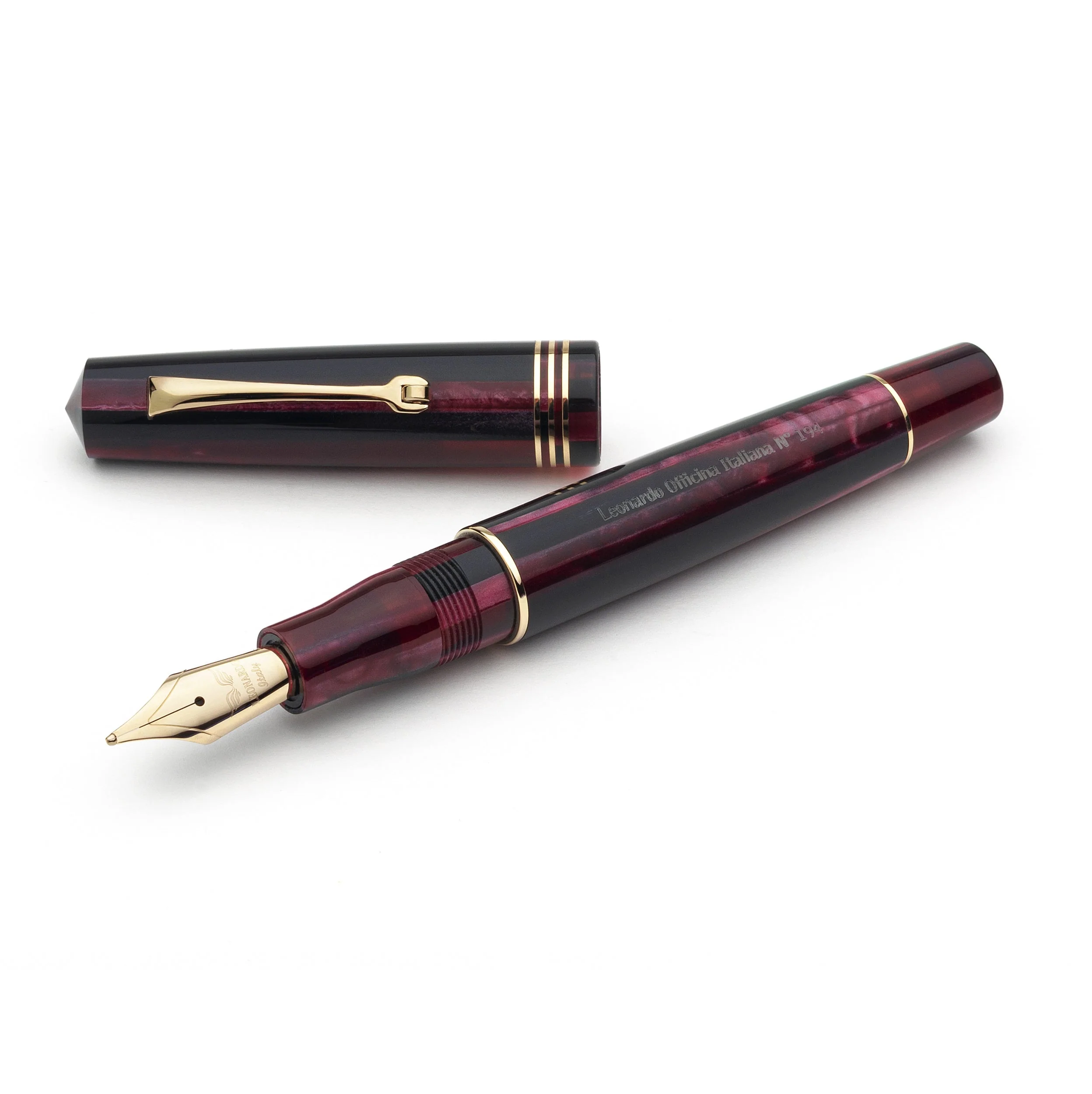 8180-leonardo-momento-zero-fountain-pen-in-prugna-plum-with-gold-trim-1.webp Leonardo Momento Zero Fountain Pen in Prugna Plum with Gold Trim
